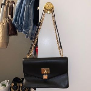 Black DKNY crossbody/shoulder purse🖤